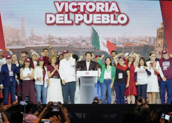 Mario Delgado, presidente nacional de Morena, celebrando la victoria en la elección presidencial